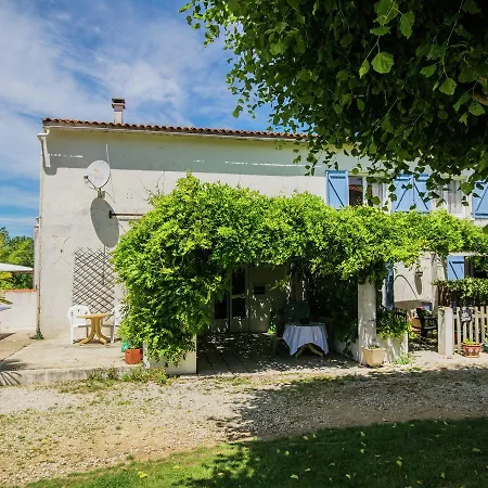 Spacious Holiday In Sur Seugne With Swimming Pool Vakantiehuis *