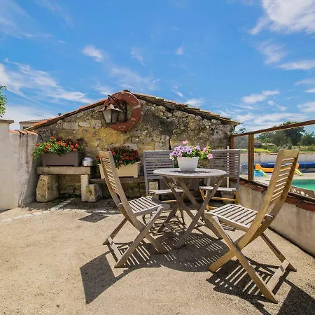 Vakantiehuis Spacious Holiday In Sur Seugne With Swimming Pool Fléac-sur-Seugne