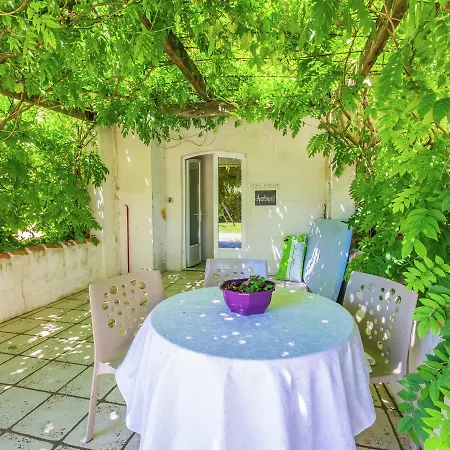 Spacious Holiday In Sur Seugne With Swimming Pool
