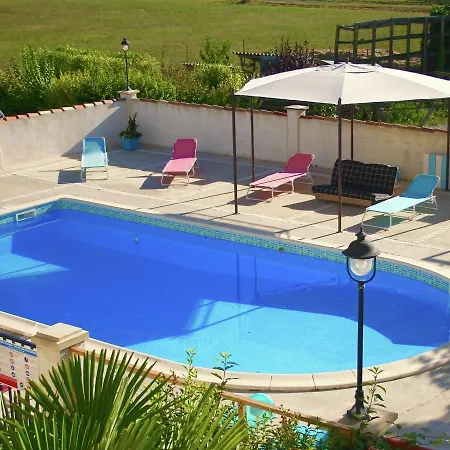 Vakantiehuis Spacious Holiday In Sur Seugne With Swimming Pool