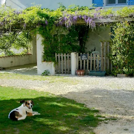 Vakantiehuis Spacious Holiday In Sur Seugne With Swimming Pool